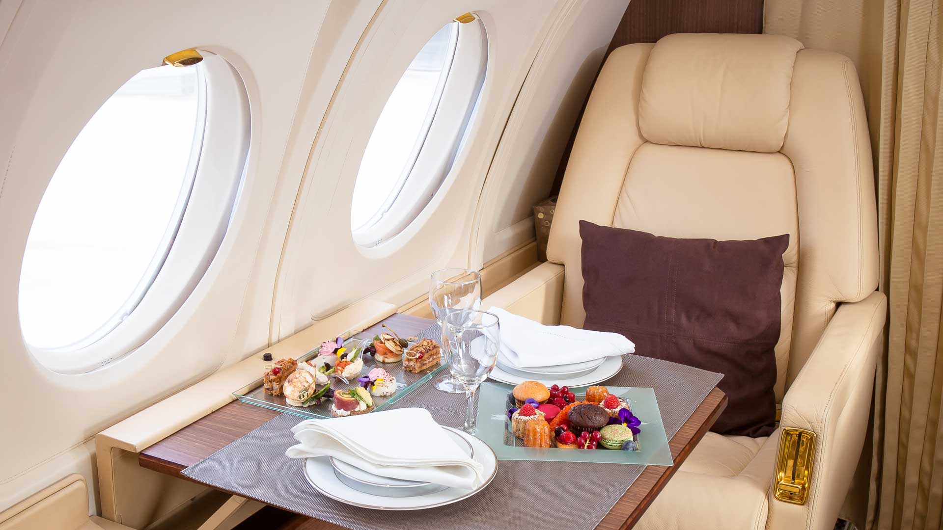 Luxurious in-flight dining setup inside a private jet cabin, representing La Casa Jet’s dispatching and concierge services.